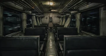 ตู้โดยสารรถไฟตอนกลางคืนที่ว่างเปล่า